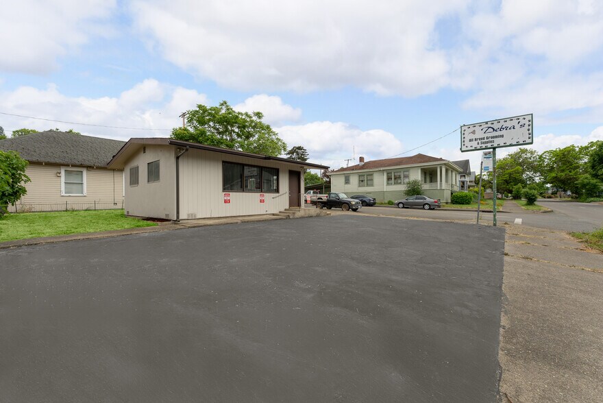 967 SE Pine St, Roseburg, OR for sale - Building Photo - Image 1 of 15