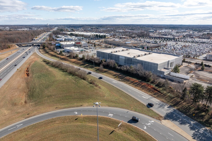 5410 Hornaday Rd, Greensboro, NC to rent - Building Photo - Image 2 of 6