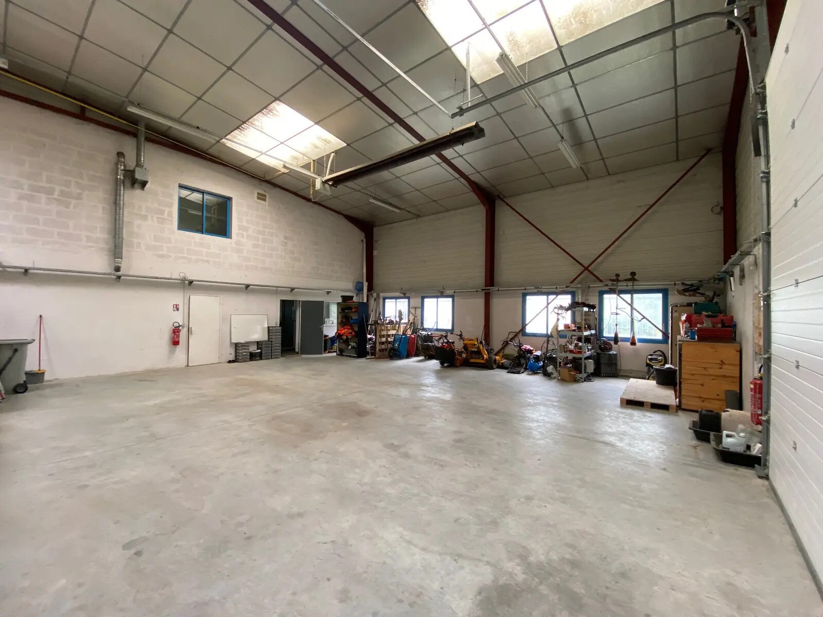 Light Industrial in Chassieu to rent Interior Photo- Image 1 of 6