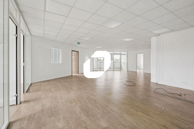 Light Industrial in Nanterre to rent - Interior Photo - Image 2 of 14