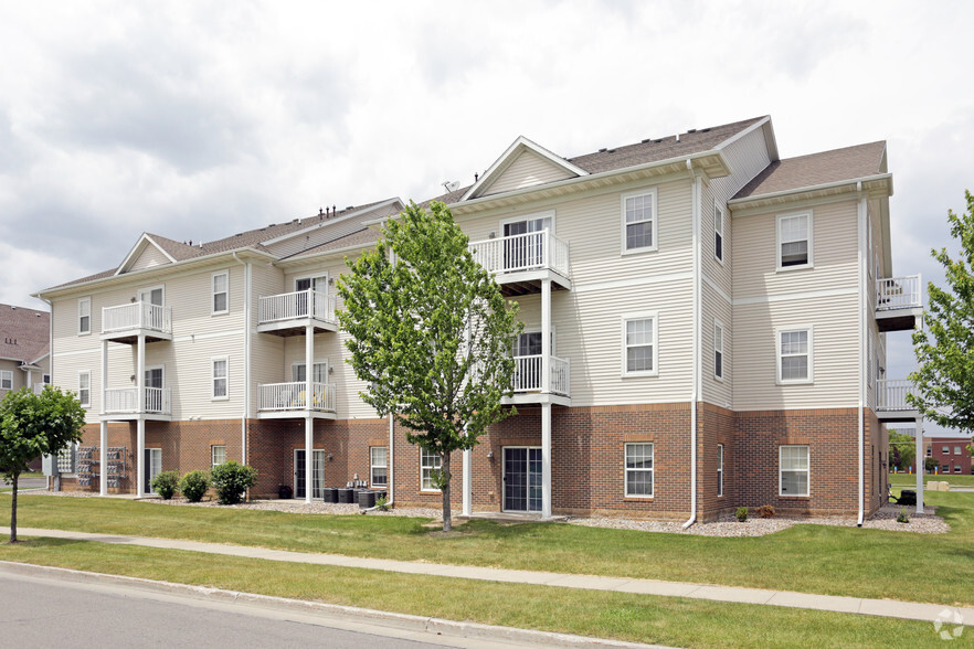 1209 Mayfield Dr, Ames, IA for sale - Primary Photo - Image 1 of 32