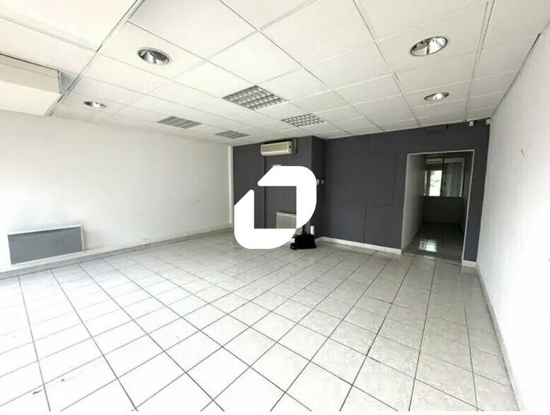 Retail in Montpellier to rent - Interior Photo - Image 3 of 3