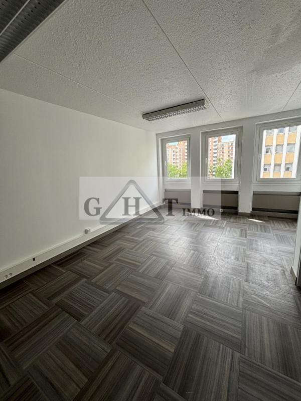 Office in Ivry-sur-Seine to rent Interior Photo- Image 1 of 5