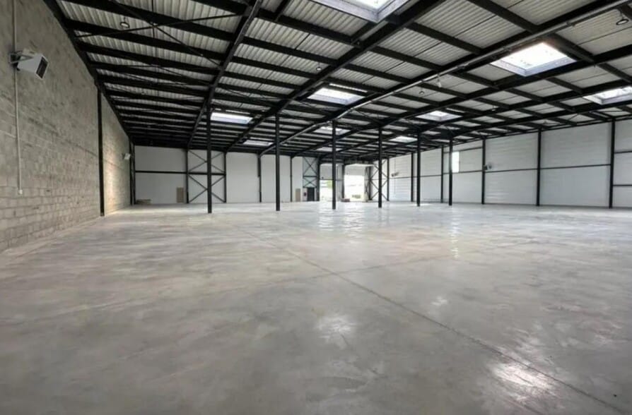 Light Industrial in Colombier-Saugnieu to rent - Interior Photo - Image 2 of 6