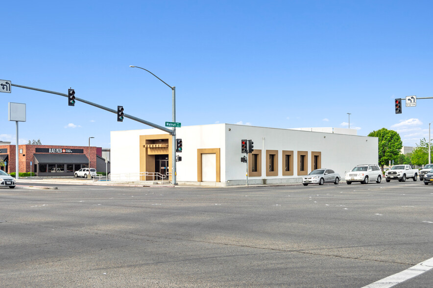 2001 S Mooney Blvd, Visalia, CA for rent - Primary Photo - Image 1 of 10