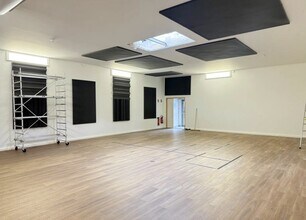 Light Industrial in Pantin to rent Interior Photo- Image 2 of 2