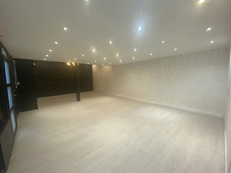 Retail in Le Havre to rent - Interior Photo - Image 3 of 7