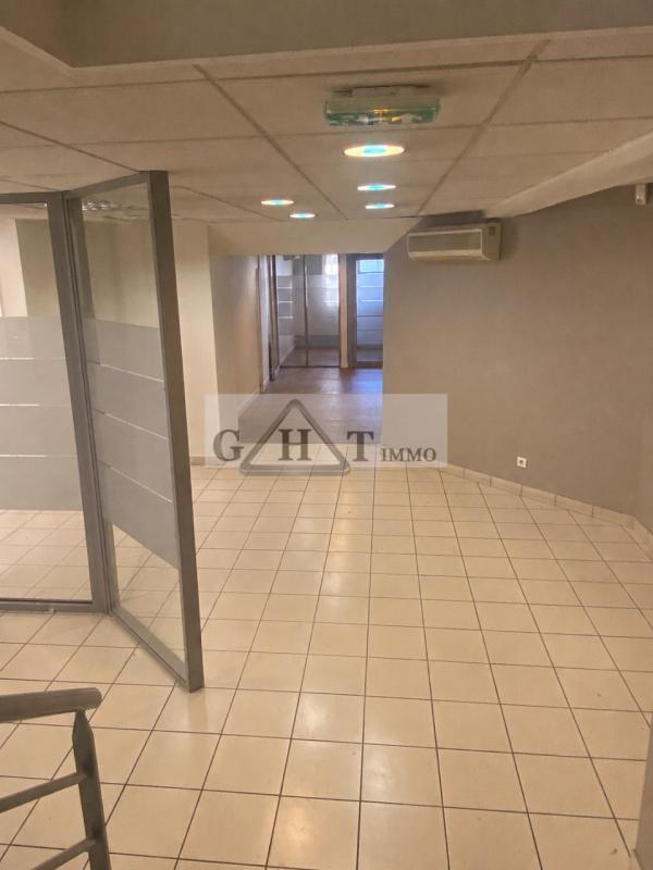 Retail in Bonneuil-sur-Marne to rent Interior Photo- Image 1 of 12