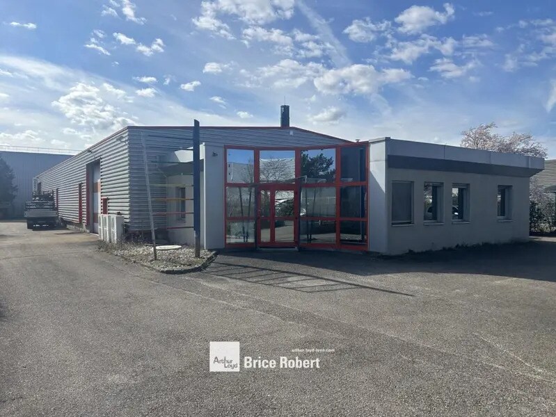 2 Bis Rue De Catalogne, Décines-Charpieu to rent Building Photo- Image 1 of 13