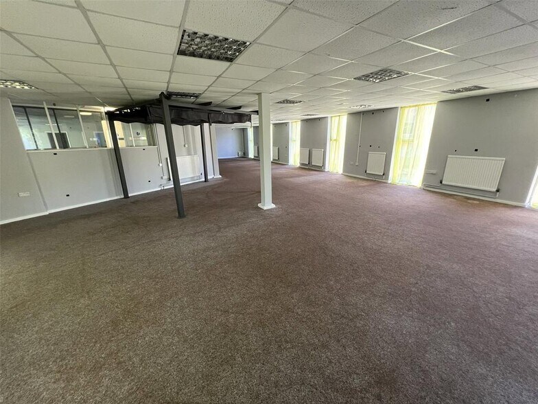 Arterial Rd, Leigh On Sea to rent - Building Photo - Image 2 of 9