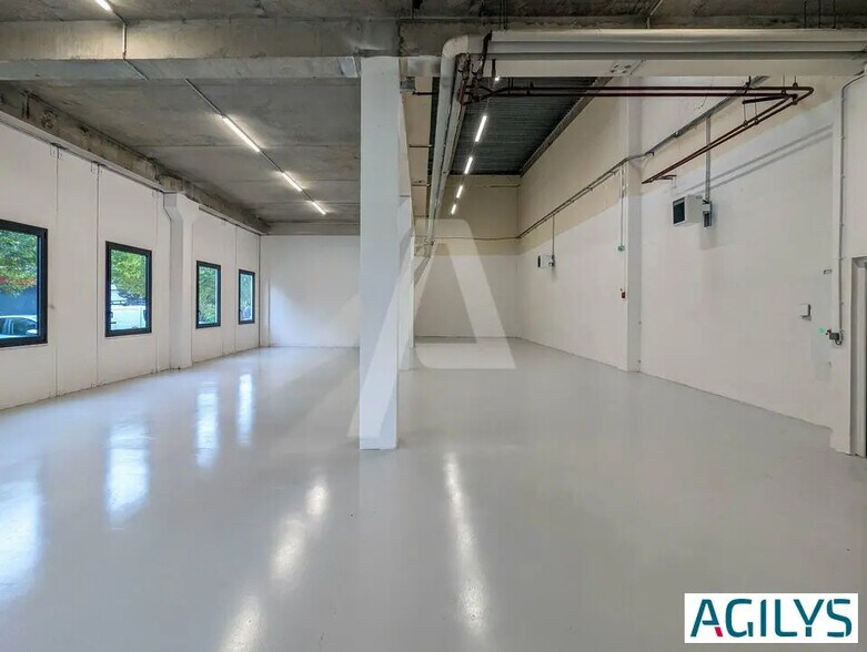 Light Industrial in to rent - Interior Photo - Image 2 of 8