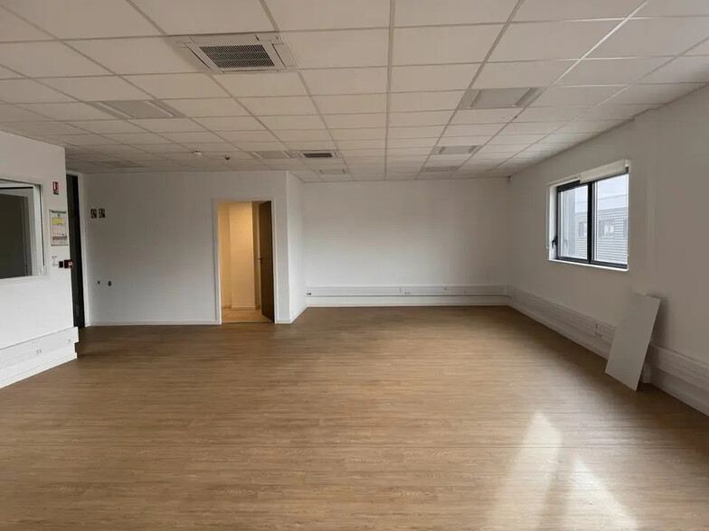 10 E Rue Jacquard, Chassieu to rent - Interior Photo - Image 2 of 7