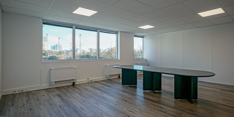 Office in Paris to rent - Interior Photo - Image 1 of 9