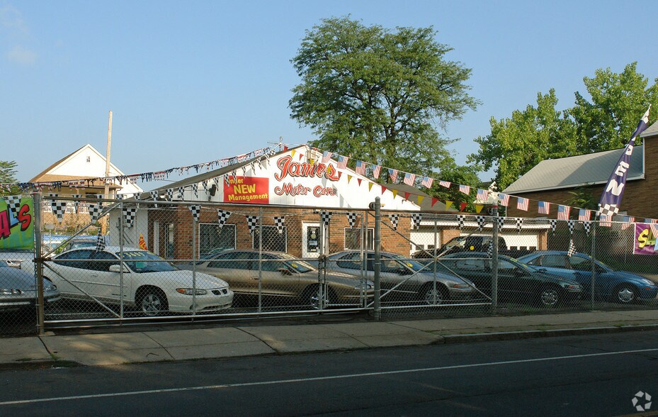 689695 Broad St, Hartford 06106 Retail for Sale UK