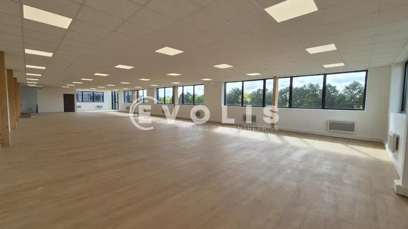 Office in Serris to rent Interior Photo- Image 1 of 7