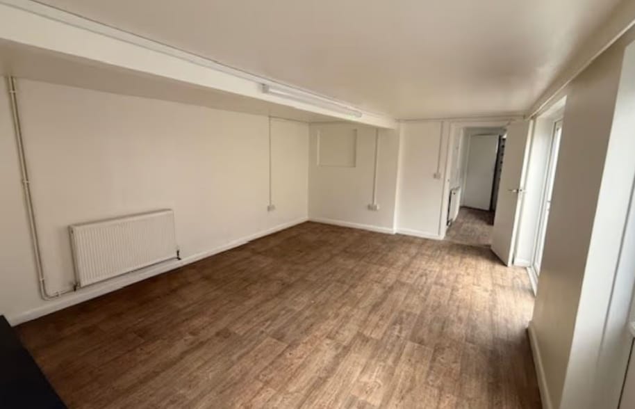 3 Station Approach St, Haslemere to rent - Interior Photo - Image 3 of 6