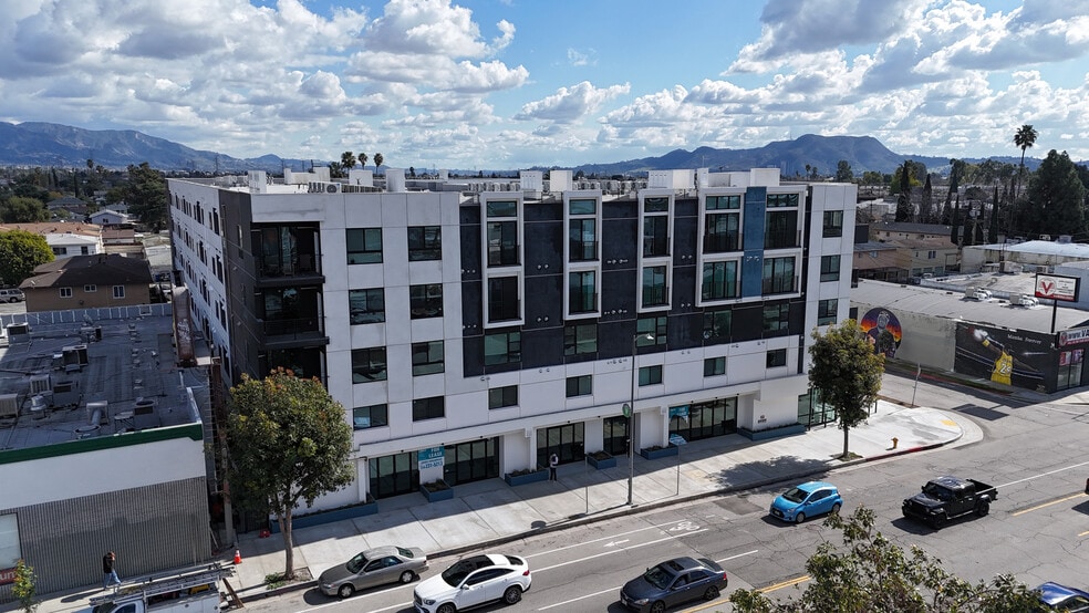 6500 Lankershim Blvd, North Hollywood, CA for rent - Building Photo - Image 2 of 9