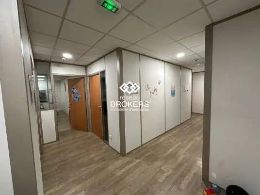 Office in Limas to rent Interior Photo- Image 1 of 1