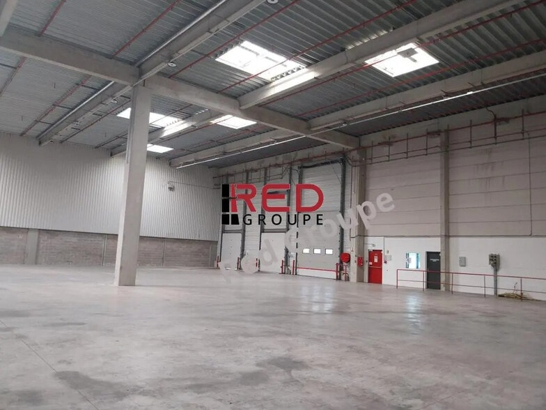 Industrial in Marseille to rent - Building Photo - Image 2 of 6