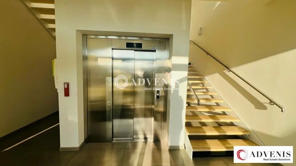 Office in Eysines to rent - Lobby - Image 2 of 12