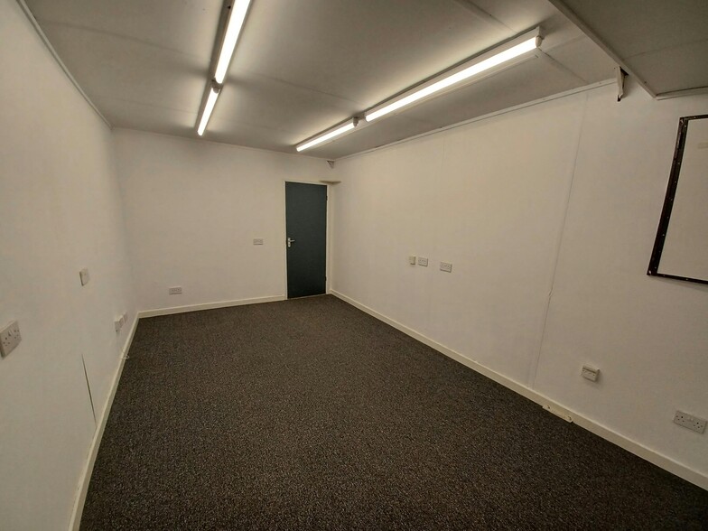 Newgate Ln, Fareham for rent - Interior Photo - Image 2 of 32