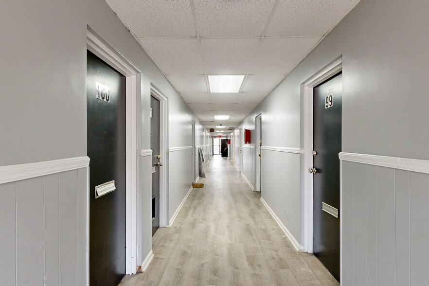 Office/Retail Portfolio in South Atlanta portfolio of 2 properties for sale on LoopNet.co.uk - Matterport 3D Scan - Image 3 of 21