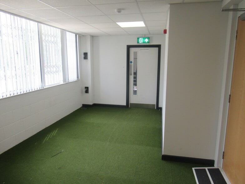 Gresham Way, London to rent - Building Photo - Image 3 of 9
