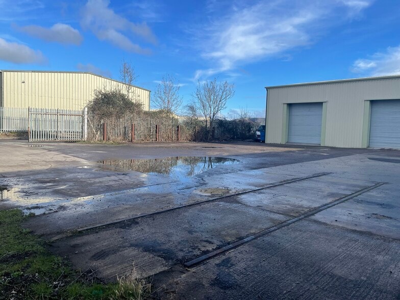 Brook Ln, Westbury to rent - Building Photo - Image 3 of 4