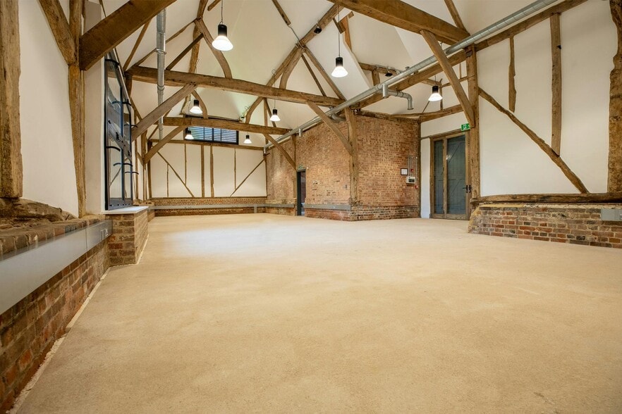 Manor Farm Barns, Hughenden Manor Estate, High Wycombe to rent - Building Photo - Image 3 of 24