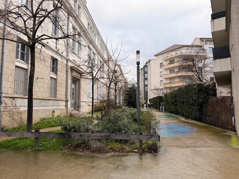 Retail in Lyon to rent - Building Photo - Image 3 of 25