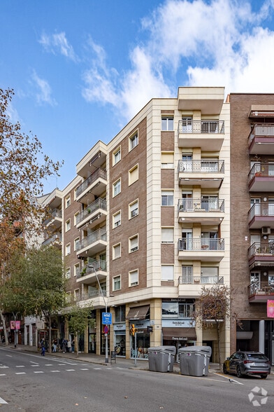 Retail in Barcelona, Barcelona to rent - Primary Photo - Image 1 of 1