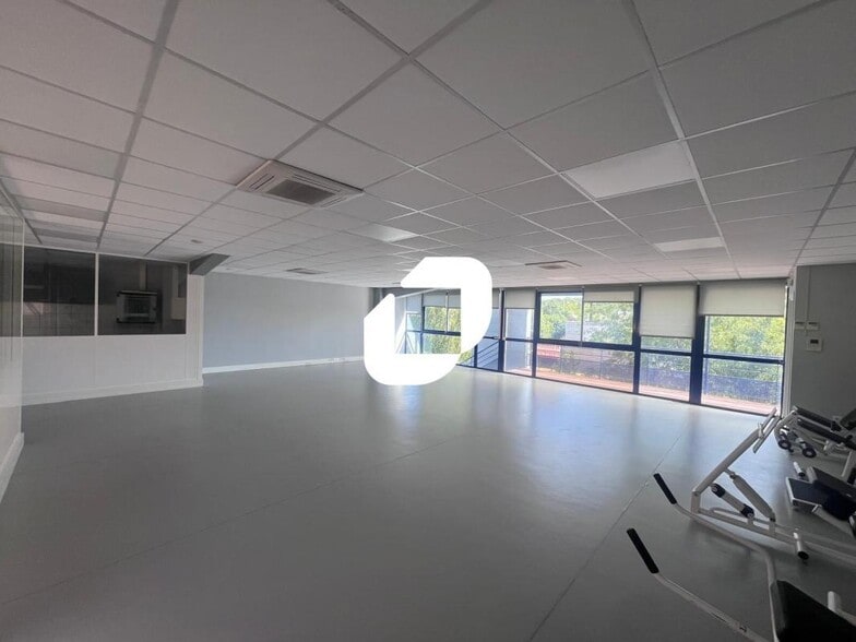Office in Chelles to rent - Interior Photo - Image 2 of 6
