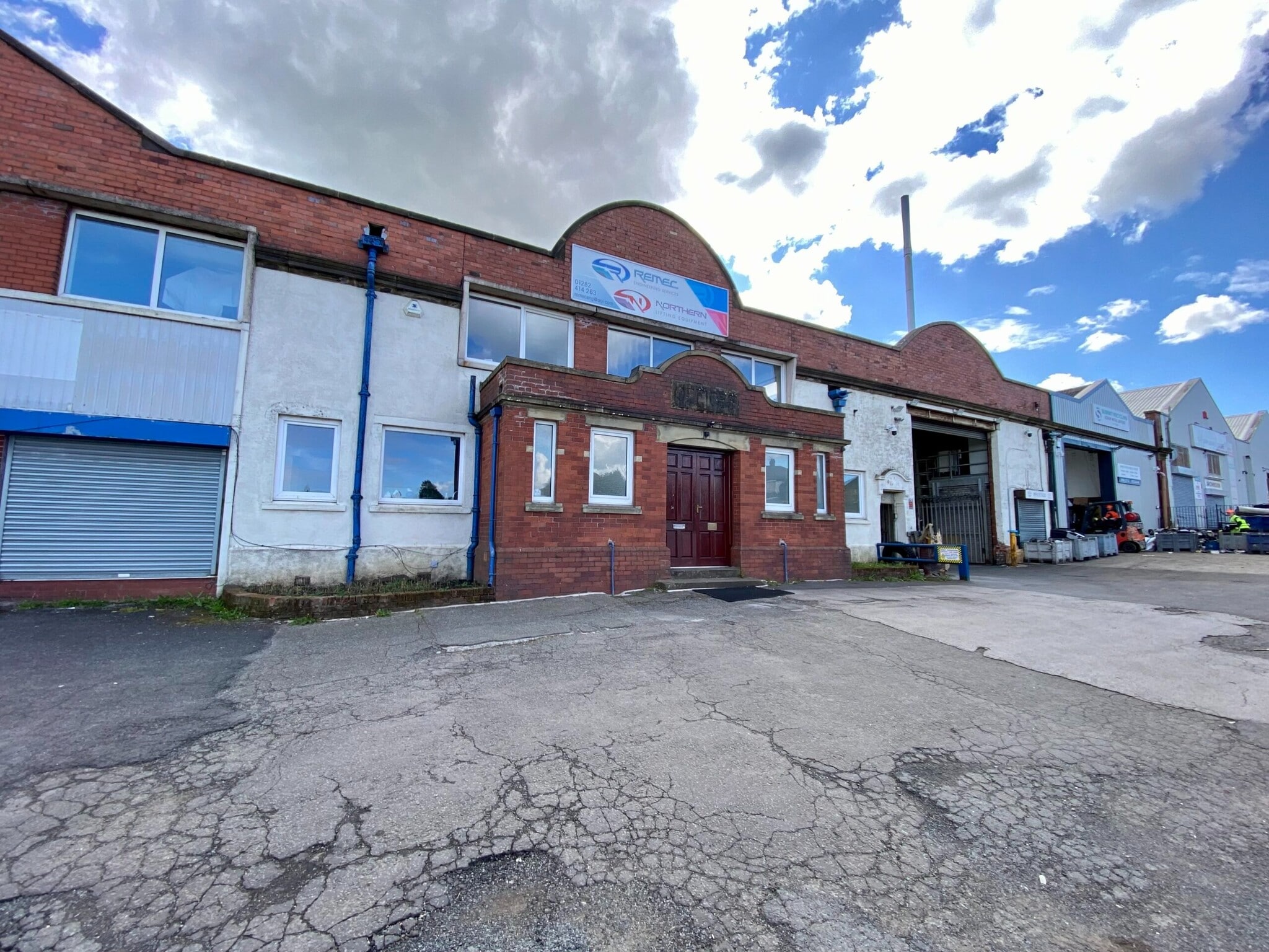 Manchester Rd, Burnley to rent Building Photo- Image 1 of 10