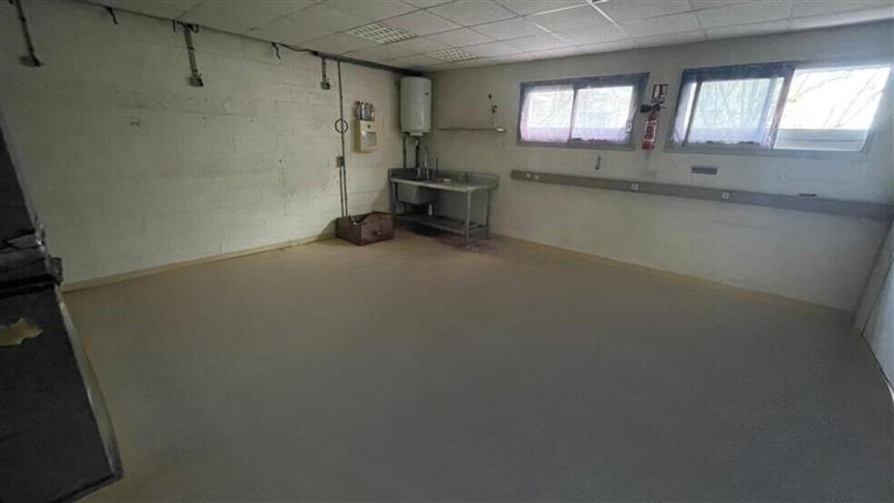 Light Industrial in Romainville for sale - Interior Photo - Image 2 of 5