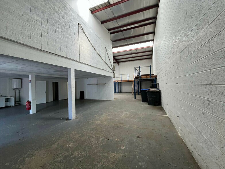 Light Industrial in Quincy-Voisins to rent - Interior Photo - Image 3 of 5