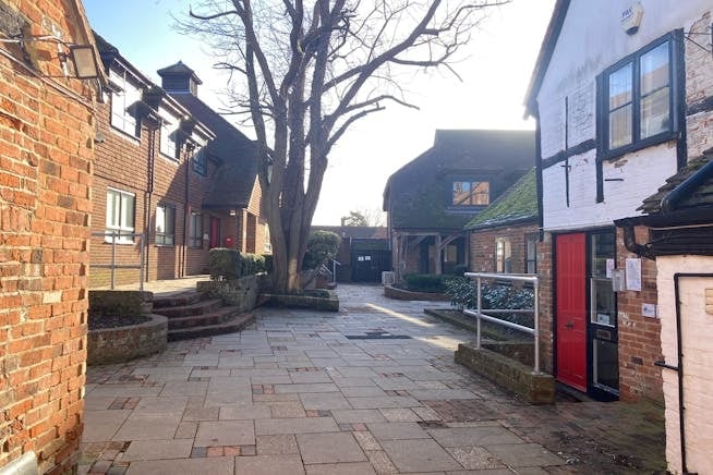 2 The Courtyard, Denmark Street, Wokingham to rent - Building Photo - Image 3 of 3