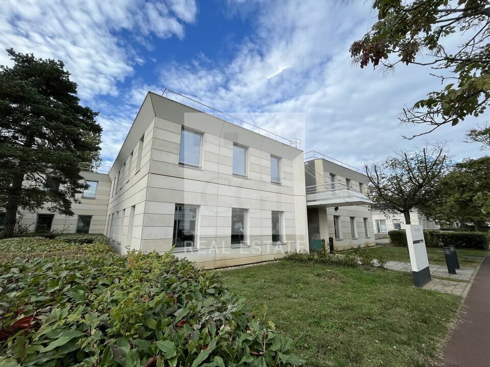 Office in Bron to rent Building Photo- Image 1 of 7