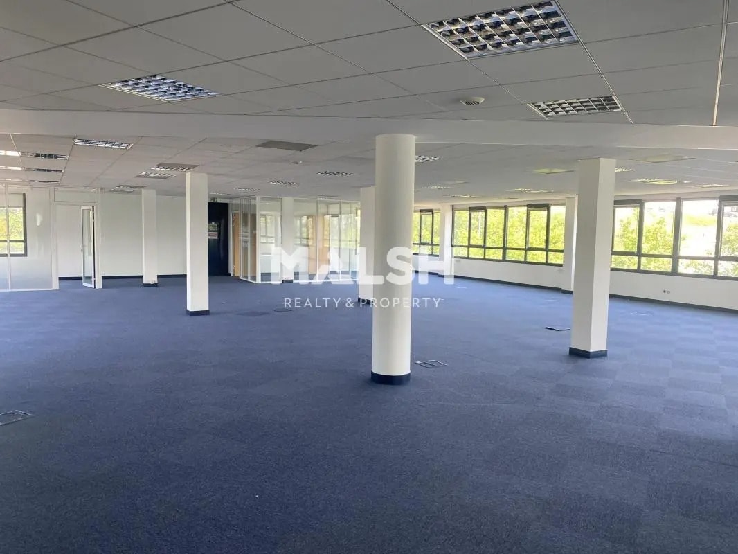 Office in Écully to rent Interior Photo- Image 1 of 8