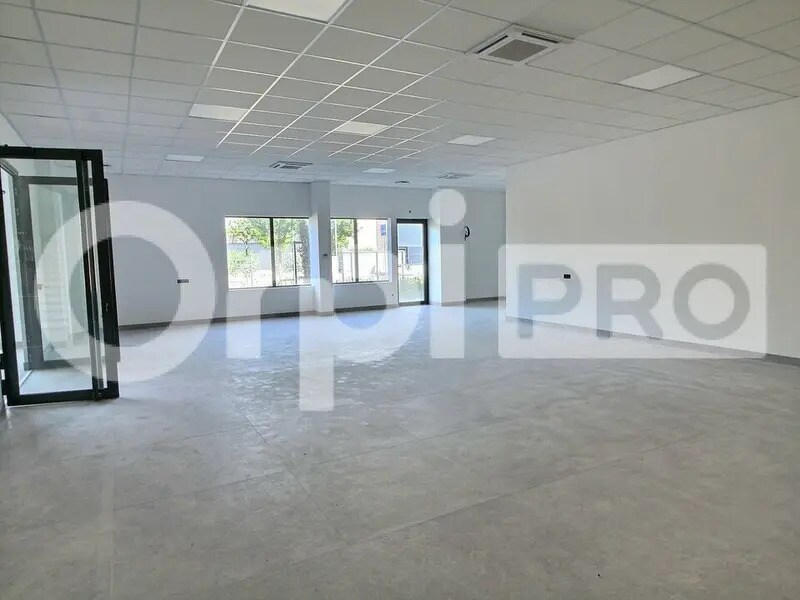Retail in Serris to rent Interior Photo- Image 1 of 8