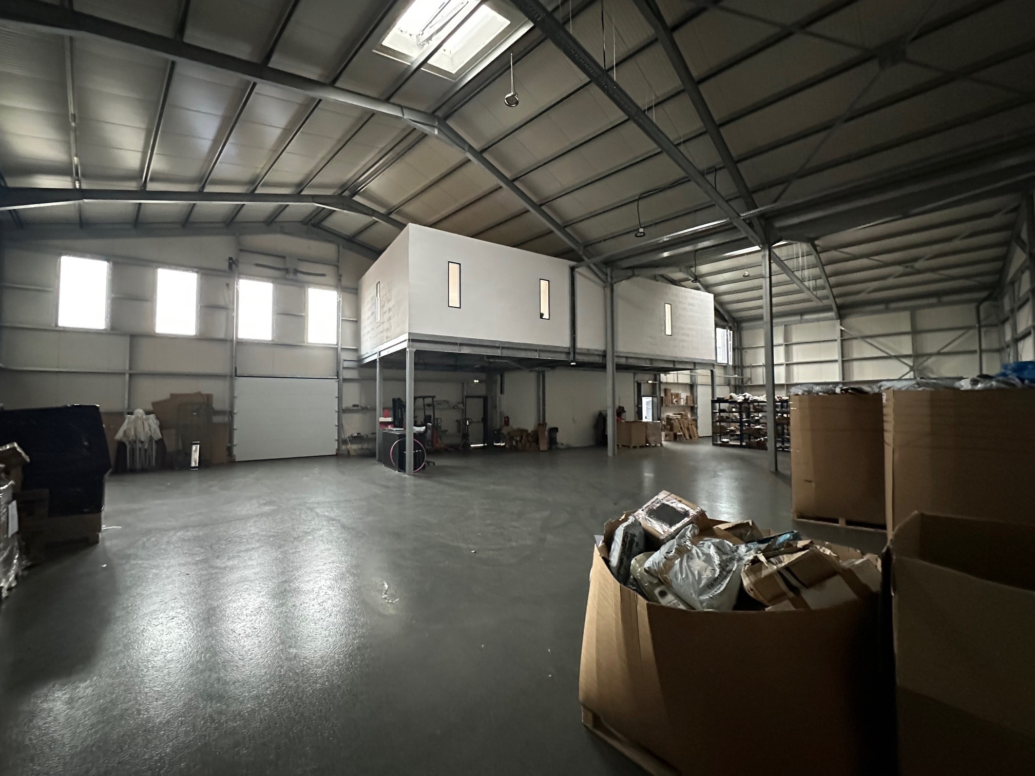 Light Industrial in Carrières-sur-Seine to rent Interior Photo- Image 1 of 5