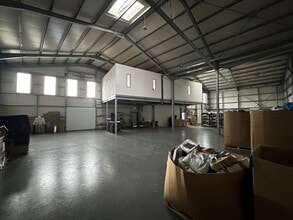 Light Industrial in Carrières-sur-Seine to rent Interior Photo- Image 1 of 5