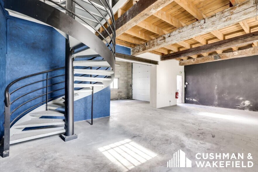 Light Industrial in Marseille to rent - Interior Photo - Image 3 of 6