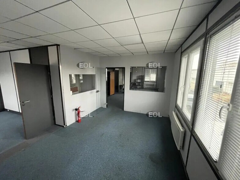 Light Industrial in L'ILE-SAINT-DENIS to rent - Building Photo - Image 3 of 5