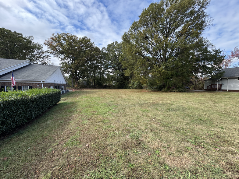 1945 N Sharon Amity Rd, Charlotte, NC for sale - Building Photo - Image 1 of 5