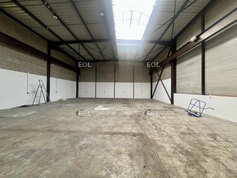 Light Industrial in Le Thillay to rent - Interior Photo - Image 2 of 3