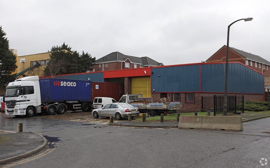 Stirling Way, Croydon to rent - Building Photo - Image 2 of 2