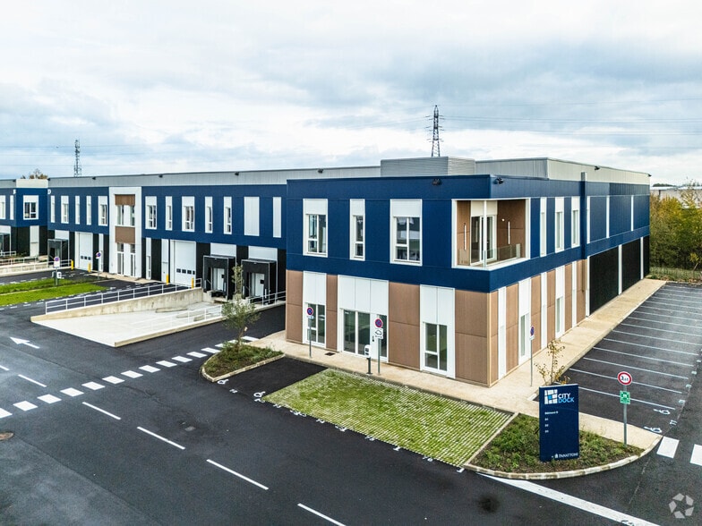 Light Industrial in Moissy-Cramayel to rent - Primary Photo - Image 1 of 11