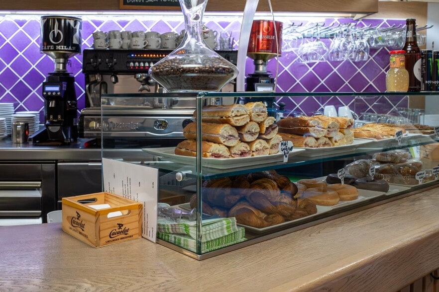 Retail in Badalona, Barcelona to rent - Interior Photo - Image 3 of 3