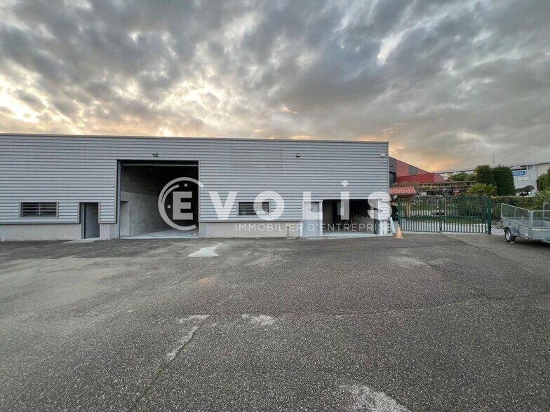 Light Industrial in Taluyers to rent - Building Photo - Image 2 of 4