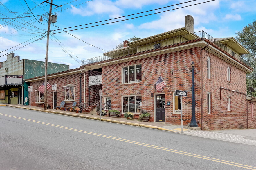 127 W Main St, Burnsville, NC for sale - Building Photo - Image 1 of 18